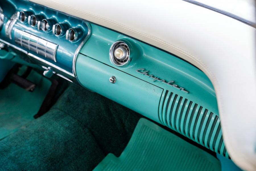 Детали интерьера Chrysler Windsor Deluxe Sedan (C67) 1955 года  (фото 12 из 25)